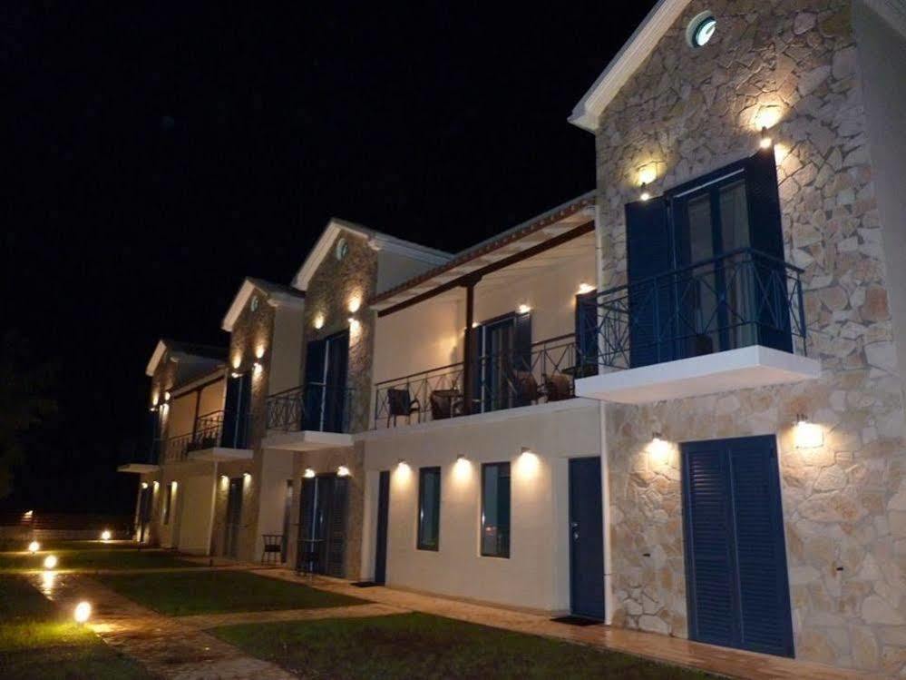 Ilianthos Apartments & Studios Mikros Gialos Bagian luar foto